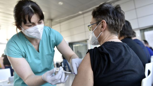Jak dostat hlavní zbraň očkování k praktikům? Rozhodovat chce Babiš